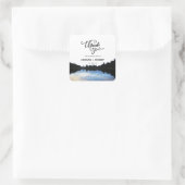 ©Rustic Lake Reflections Gastgeschenk Hochzeit am Quadratischer Aufkleber (Tasche)