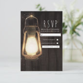 Rustic Lantern Lights Barn Wood Wedding RSVP Karte (Stehend Vorderseite)