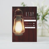 Rustic Lantern Lights Cherry Wood Wedding RSVP Karte (Stehend Vorderseite)