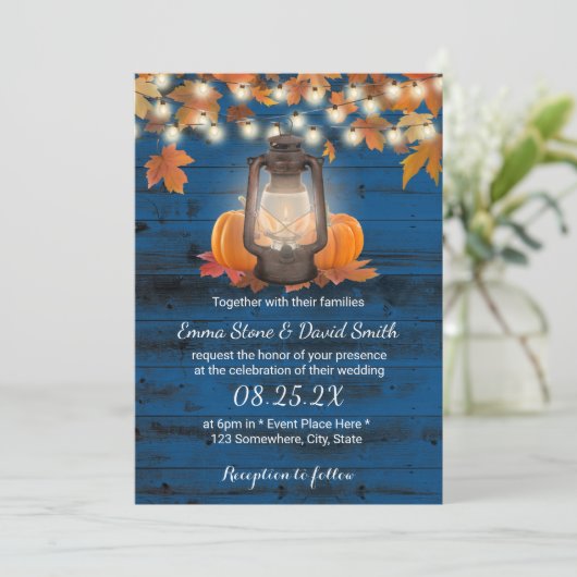 Rustic Lantern & Pumpkins Navy Blue Hochzeit im He Einladung (Stehend Vorderseite)