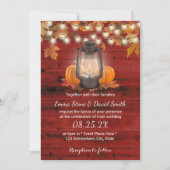 Rustic Lantern & Pumpkins Red Barn Hochzeit im Her Einladung (Vorderseite)