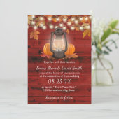 Rustic Lantern & Pumpkins Red Barn Hochzeit im Her Einladung (Stehend Vorderseite)