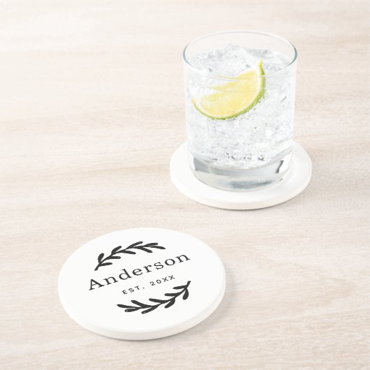 Rustic Laurel Branch Wreath Nachname Monogram Getränkeuntersetzer (Seite)