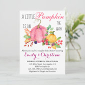 Rustic Little Pumpkin Fall Paare Babydusche Einladung (Stehend Vorderseite)