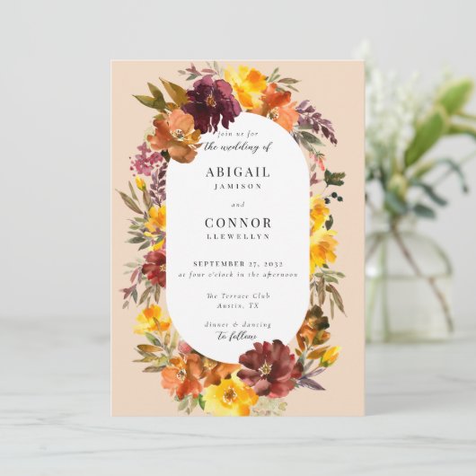 Rustic Marsala Burnt Orange Fall Wreath Einladung (Stehend Vorderseite)