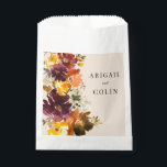 Rustic Marsala Burnt Orange Fall Wreath Geschenktütchen<br><div class="desc">Elemente: Lebhafte Abblendfloralen vor einem blassfarbenen Hintergrund. Klassische Serif-Schriftart. Farben: Marsala,  Orange,  Brand sienna,  Pflaume,  Grün,  Pfirsich. Themen: rustikal,  Herbst,  Herbst,  boho,  bohemian,  Land,  Vintag. Sammlung: Rustikale Marsala Burnt Orange Fall Wreath Wedding Collection. Art des Produkts: Gefälligkeitsbeutel</div>