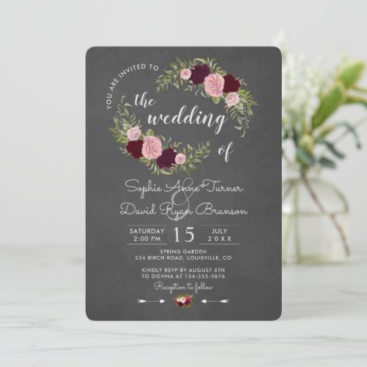 Rustic Marsala Floral Chalkboard Wedding Einladung (Stehend Vorderseite)
