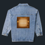 Rustic Mason Jar Bride mit String Lights Jeansjacke<br><div class="desc">Feiern Sie Ihren großen Tag mit rustikalem Charme in diesem Mason Glas und Saitenlichter Bridal Denim Jacke. Ideal für Hochzeiten in Scheunen, Empfänge im Bauernhof, rustikale Feiern oder Party im Freien. Personalisieren Sie es mit Ihrem Namen, Hochzeitsdatum, oder einem rustikalen Satz wie "Bride", "Mrs. [Nachname], " oder "Glücklich immer danach."...</div>