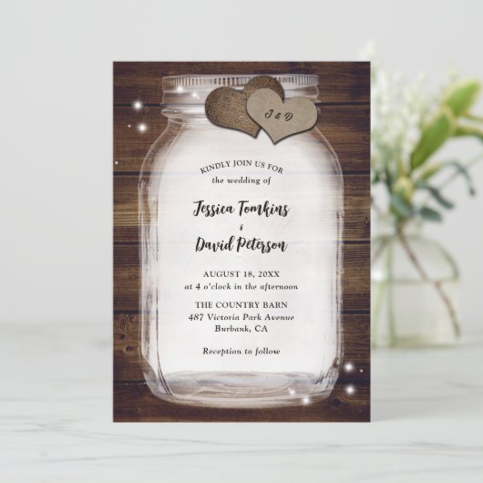 Rustic Mason Jar Burlap Hearts Barn Wood Wedding Einladung (Stehend Vorderseite)