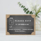 Rustic Mason Jar Chalkboard Burlap Wedding RSVP Karte (Stehend Vorderseite)