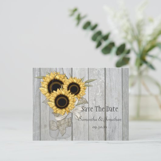 Rustic Mason Jar Gelbe Sonnenblumen Save the Date Ankündigungspostkarte (Stehend Vorderseite)