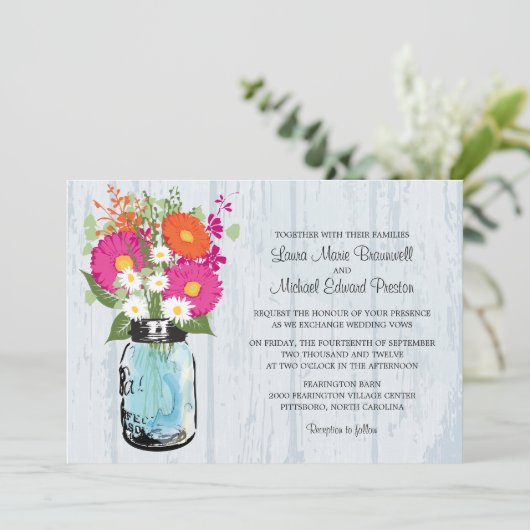 Rustic Mason Jar & Gerbera Daisies Wedding Einladung (Stehend Vorderseite)