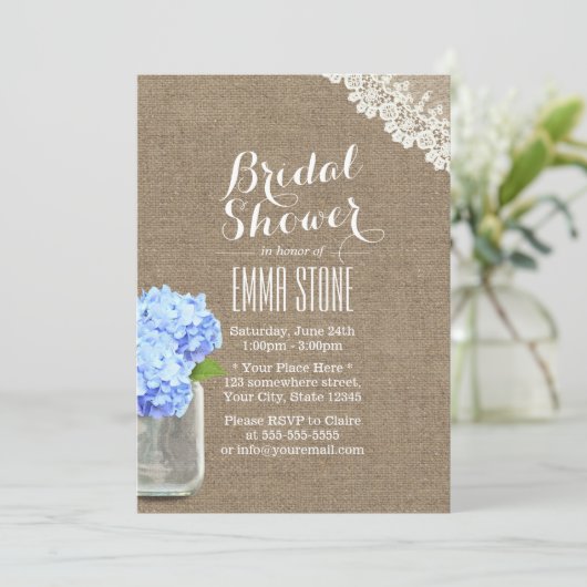 Rustic Mason Jar Hydrangea Burlap Brautparty Einladung (Stehend Vorderseite)