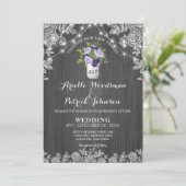 Rustic Mason Jar Lila Silbergraue Blumenhochzeit Einladung (Stehend Vorderseite)