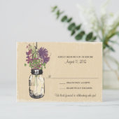 Rustic Mason Jar Purple Flowers Wedding RSVP Karte (Stehend Vorderseite)