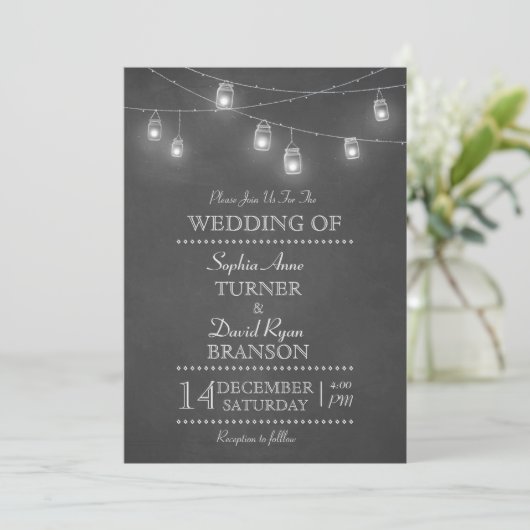 Rustic Mason Jar String Lights Hochzeitseinladung Einladung (Stehend Vorderseite)