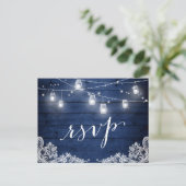 Rustic Midnight Blue Mason Jar Lights Wedding RSVP Einladungspostkarte (Stehend Vorderseite)