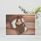 Rustic Minimalist Baby Photo Announcement Card Einladung (Stehend Vorderseite)