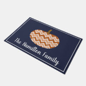 Rustic Modern Fall Chevrons Pumpkin | PERSONALISIE Fußmatte (Schrägansicht)