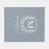 Rustic Monogram Dusty Blue Wappen New Wedding Fleecedecke (Vorderseite (Horizontal))