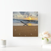 Rustic Monogram Farmhouse Benutzerdefiniertes Foto Quadratische Wanduhr (Zuhause)