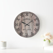 Rustic Monogram Farmhouse Custom Family Name Große Wanduhr (Zuhause)