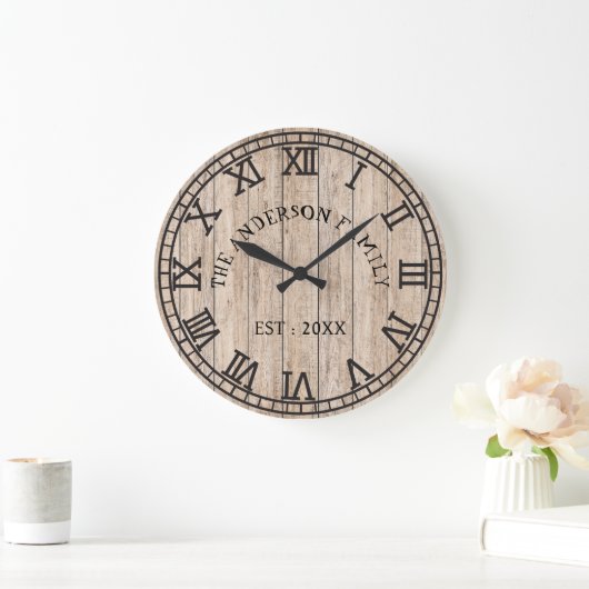 Rustic Monogram Farmhouse Custom Family Name Große Wanduhr (Zuhause)