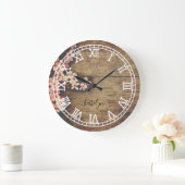 Rustic Monogram Farmhouse Custom Family Name Große Wanduhr (Zuhause)