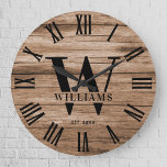 Rustic Monogram Farmhouse Custom Family Name Große Wanduhr<br><div class="desc">Personalisierter Familienname,  Monogramm und Jahr etabliert Rustic Modern Wall Uhr in einem trendigen Bauernstil Design mit römischer numerischer Uhr Gesicht und hellen weißen Holzputz / shiplap Hintergrund Design. Perfektes Geschenk für Neuvermählte,  Hochzeitsgeschenke,  Hauswärmer oder Großeltern oder für einen Zuhause-Check-in in der Hütte,  in der Hütte oder im Landhaus.</div>