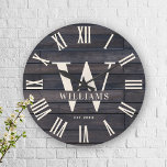 Rustic Monogram Farmhouse Custom Family Name Große Wanduhr<br><div class="desc">Personalisierter Familienname,  Monogramm und Jahr etabliert Rustic Modern Wall Uhr in einem trendigen Bauernstil Design mit römischer numerischer Uhr Gesicht und dunkelbraunen schwarzen Holzputz / shiplap Hintergrund Design. Perfektes Geschenk für Neuvermählte,  Hochzeitsgeschenke,  Hauswärmer oder Großeltern oder für einen Zuhause-Check-in in der Hütte,  in der Hütte oder im Landhaus.</div>