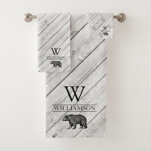 Rustic Monogram Grey Wood Walking Bear Familiennam Badhandtuch Set (Insitu)
