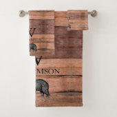 Rustic Monogram Wood Bear Familienname Badhandtuch Set (Insitu)