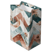 Rustic Moon Blumen-Chevron-Muster erdige (5) Mittlere Geschenktüte (Rückseite Schrägansicht)