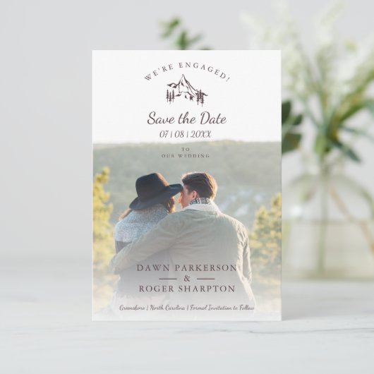 Rustic Mountains Photo Engaged Couple (Stehend Vorderseite)