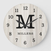 Rustic Natural Light Wood Family Name Monogrammed Große Wanduhr (Vorderseite)