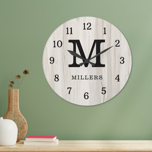 Rustic Natural Light Wood Family Name Monogrammed Große Wanduhr