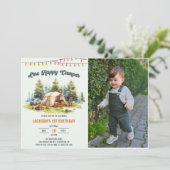 Rustic One Happy Camper 1. Geburtstag Party Einladung (Stehend Vorderseite)