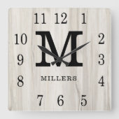 Rustic Personalized Wood Farmhouse Monogram Name Quadratische Wanduhr (Vorderseite)