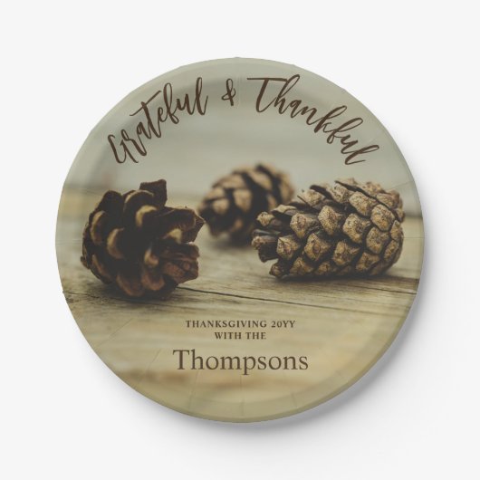 Rustic Pinecones Custom Family Name Thanksgiving Pappteller (Vorderseite)