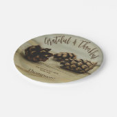 Rustic Pinecones Custom Family Name Thanksgiving Pappteller (Schrägansicht)
