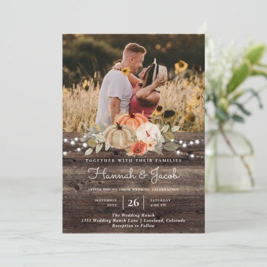 Rustic Pumpkin Fall Barn Wood Wedding Einladung (Stehend Vorderseite)