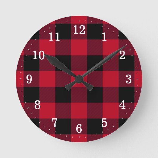 Rustic Red and Black Buffalo Plaid Runde Wanduhr (Vorderseite)