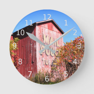 Rustic Red Barn Runde Wanduhr