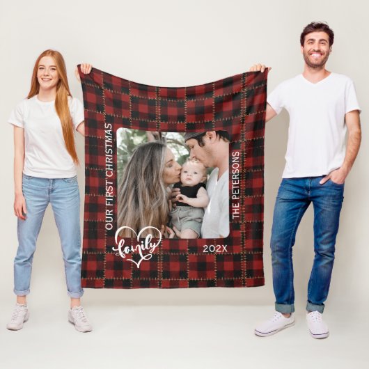 Rustic Red Buffalo Plaid First Christmas Family Fleecedecke (Beispiel)