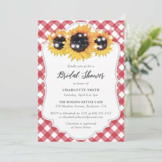 Rustic Red Gingham Sunflower Brautparty Einladung (Stehend Vorderseite)
