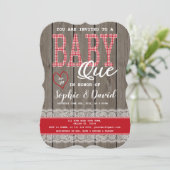 Rustic Red Gingham Wood Girl Baby ShowGRILLEN Einladung (Stehend Vorderseite)