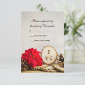 Rustic Red Poinsettia Woods Wedding RSVP Karte (Stehend Vorderseite)