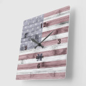 Rustic Red White Blue Wood USA Flag Monogram Quadratische Wanduhr (Winkel)