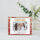 Rustic Red Wood Custom Foto Weihnachten Postkarte (Stehend Vorderseite)