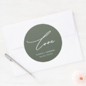 Rustic Sage Green Liebe Script mit Name Wedding Runder Aufkleber (Umschlag)